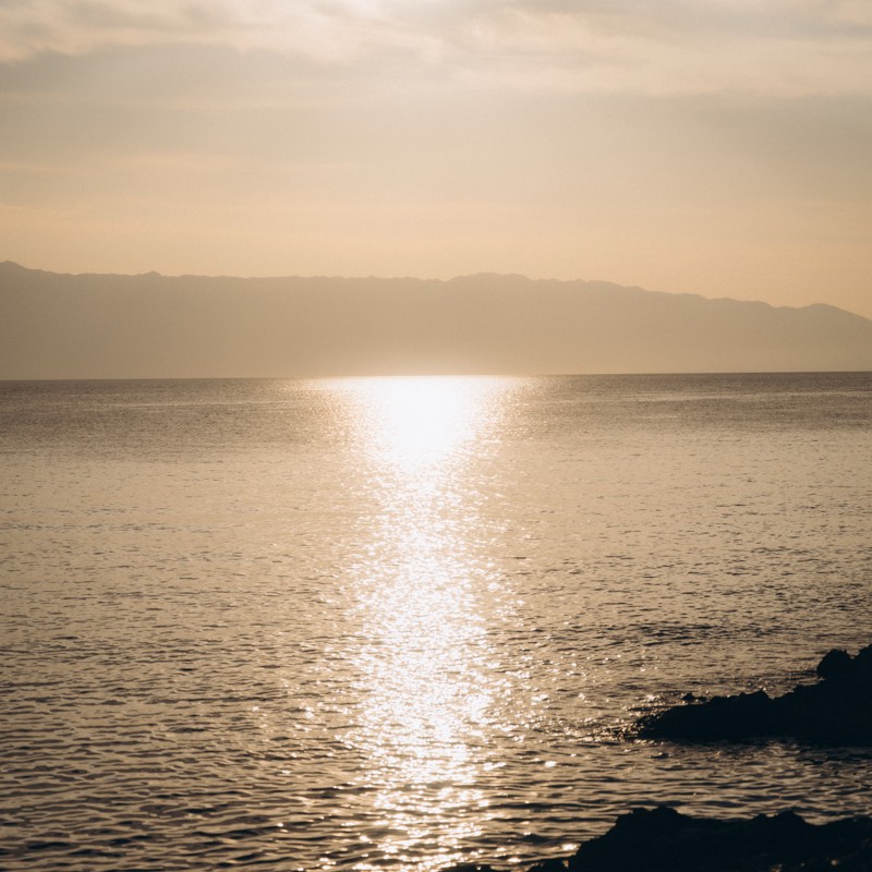 Sonnenuntergang über dem Meer, Lichtspur auf dem Wasser