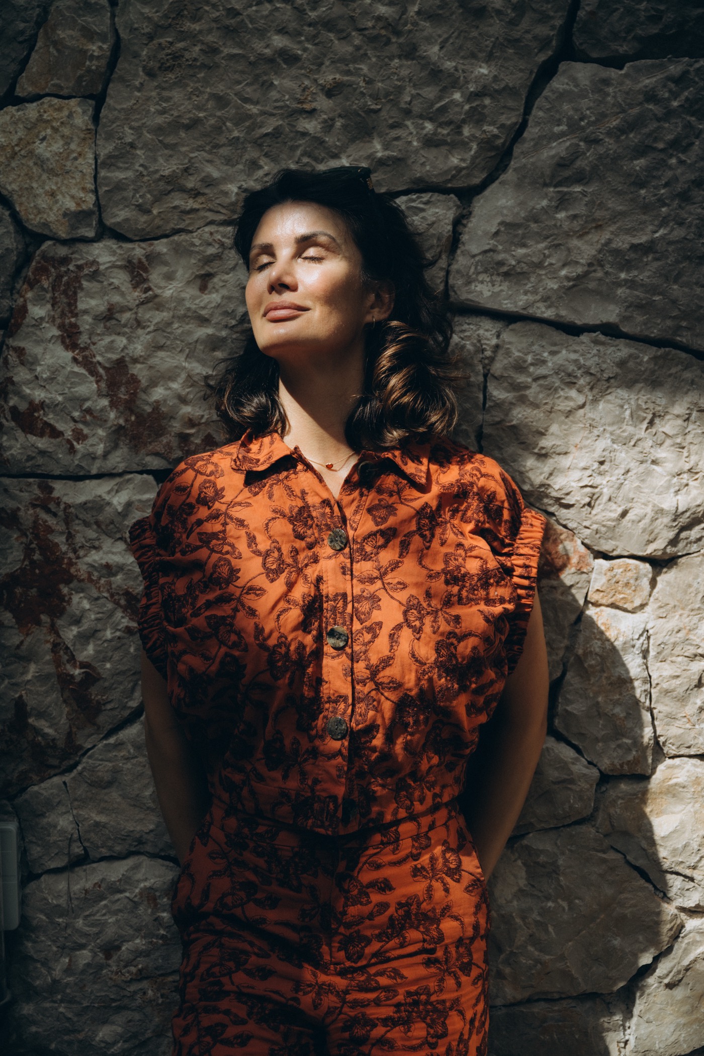 Miriam Mack an einer Steinmauer auf Hvar